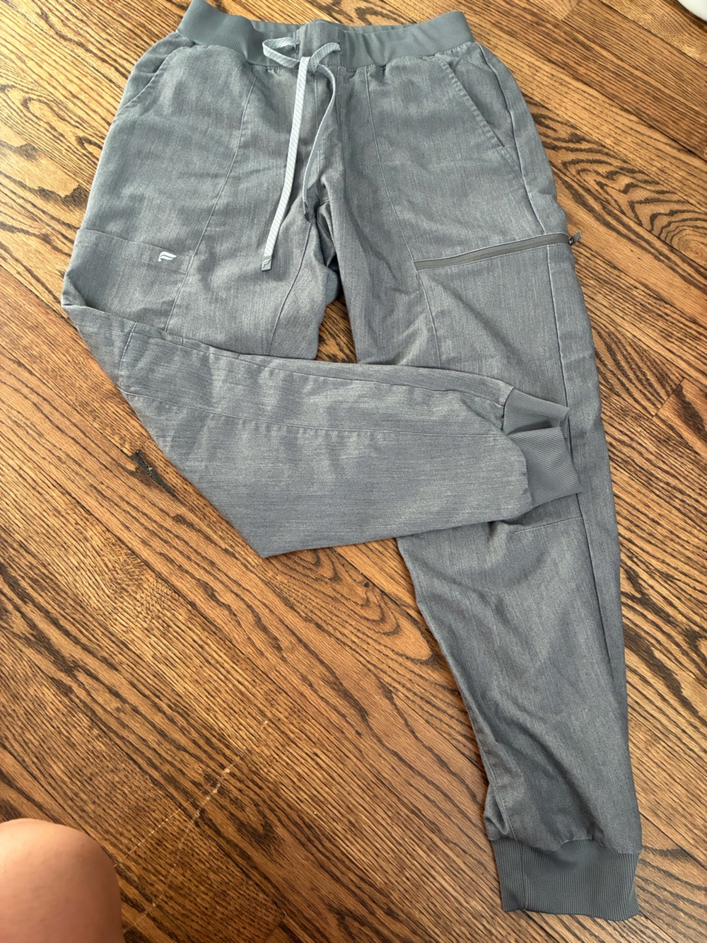 Fabletics On Call Scrub Jogger set size small in grey